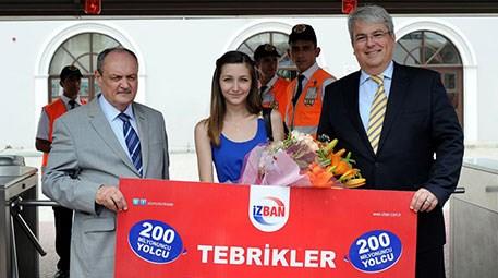 İzmir'de İZBAN, 200 milyonuncu yolcusunu çiçekle karşıladı