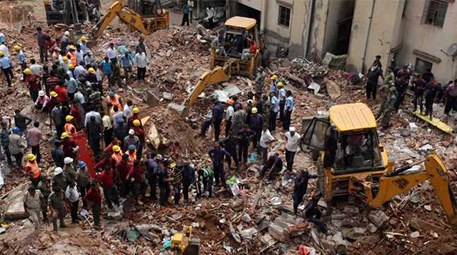 Hindistan’da 2 bina çöktü!