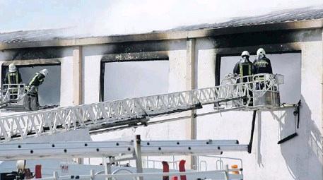 Kimyasal madde üreten fabrika deposunda yangın çıktı