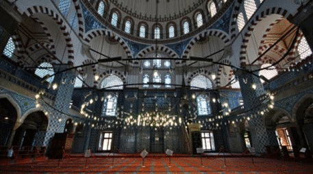 Sakarya'daki tarihi Rüstem Paşa Camisi'ne ramazan ilgisi sürüyor