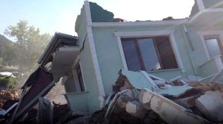 Arnavutköy'de güçlendirme çalışması yapılan bina çöktü