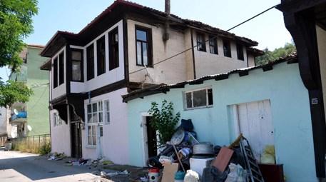 Kastamonu'da çöple dolu tarihi ev boşaltılıyor