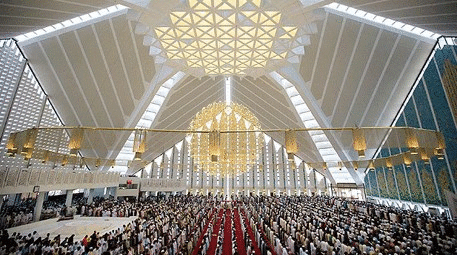 Ramazan Bayramı'nda müslümanlar camilere akın etti