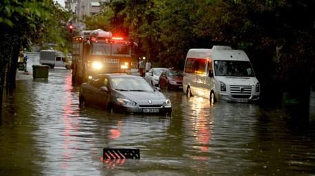 İstanbul'da şiddetli yağış etkisini gösterdi!