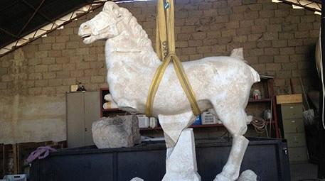 Arkeoloji dünyasında yılın keşfi: Perge’deki at heykeli