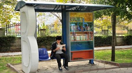 Otobüs beklerken kitap okumaya ne dersiniz? Burada mümkün!