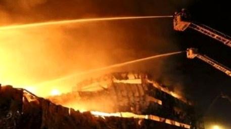 Fatih'te 5 katlı binada çıkan yangına müdahale edildi 