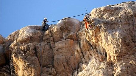 Tarihi Mardin Kalesi’ni dağcılar güçlendiriyor