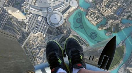 Dünyanın en yüksek binasında selfie çekmeden edemedi!