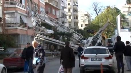 Kadıköy'de beton pompası apartmanın üzerine devrildi