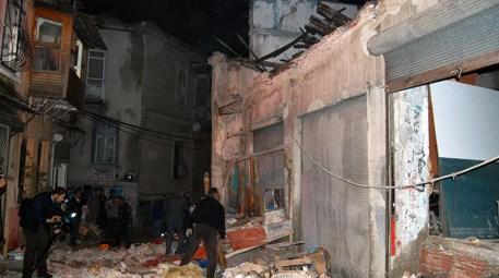 İzmir'de iki katlı bina çöktü!