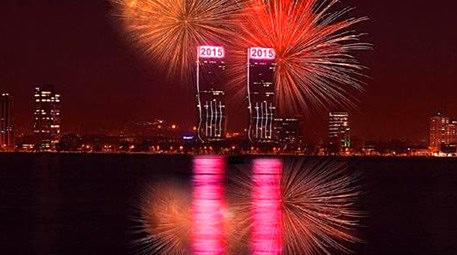 İzmir yeni yılı ışık gösterileri ile karşıladı!  