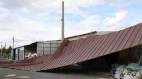 Trabzon'da rüzgar çatıları uçurdu!