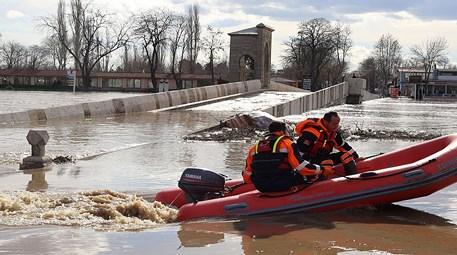 Edirne sular altında kaldı, insanlar helikopterle kurtarılıyor!