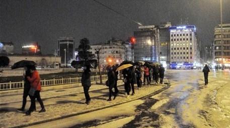 Kar yağmadı ama Taksim bembeyaz!
