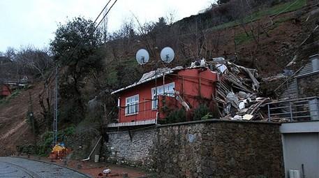 Beşiktaş'ta toprak kayması sonucu bir bina çöktü!