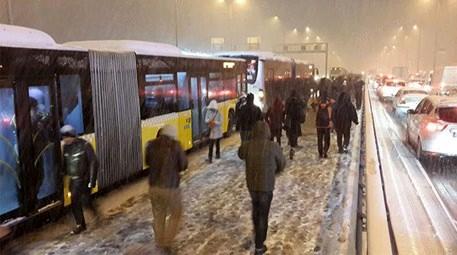 İstanbul'u kar vurdu, 841 trafik kazası oldu!