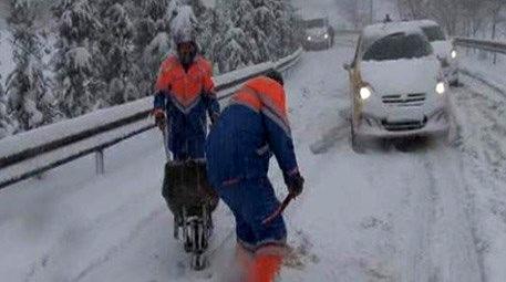 Karla imtihan! Belediye ekipleri el arabasıyla yolları tuzladı  