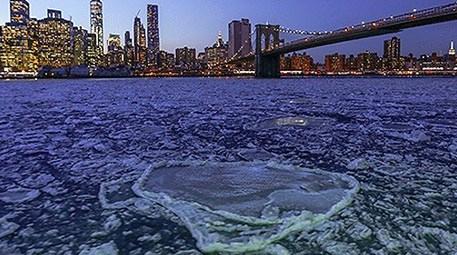 New York'taki East River buz tuttu