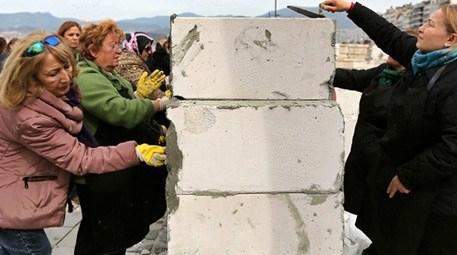 İzmirli kadınlar Kordon'a duvar ördü!