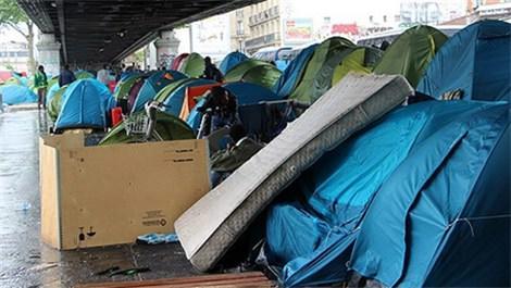 Paris’teki göçmenler köprü altındaki kampta yaşıyor!