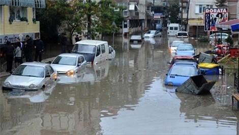 İzmir’de sel suları araçları böyle sürükledi!