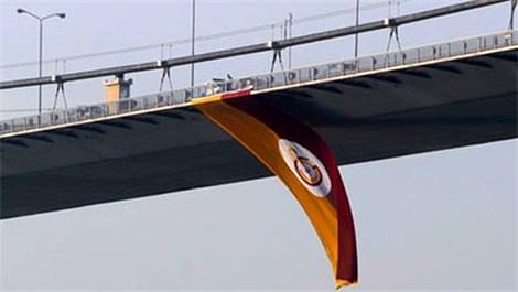 Boğaz Köprüsü'ndeki Galatasaray bayrağı denize atıldı!