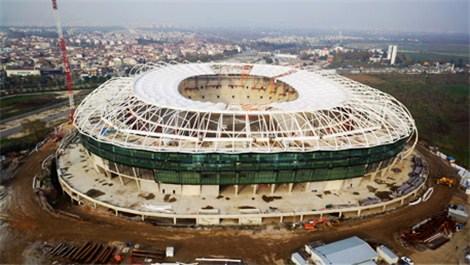 Timsah Arena Stadı'nın zemini çimlendiriliyor
