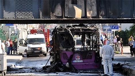 Üst geçide çarpan İETT otobüsü alev alev yandı