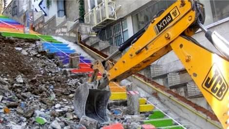 Beyoğlu'nun renkli merdivenleri yenileniyor!