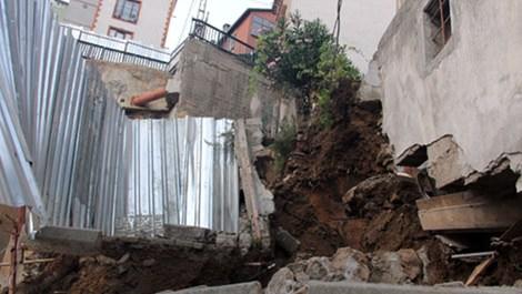 Kağıthane'de istinat duvarı çöktü! 2 bina tahliye edildi!