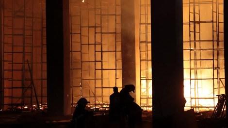 Fabrika inşaatında korkutan yangın