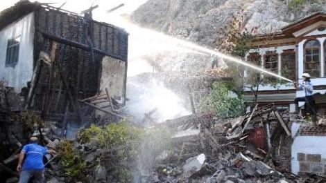 Amasya’da tarihi mahallede 2 ev kül oldu 