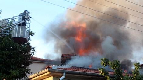 Konya'da evin çatısı alev alev yandı!