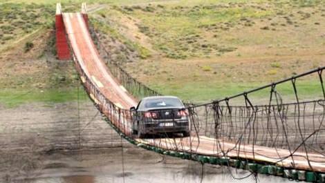 Asma köprüde otomobil sürücüleri ölüme meydan okuyor!