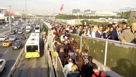 Yenibosna metrobüs durağında insan seli!