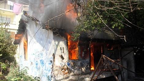 Fethiye'de çıkan yangın iki evi kül etti
