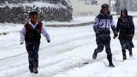 Ardahan'da kar yağışı nedeniyle okullar tatil edildi 