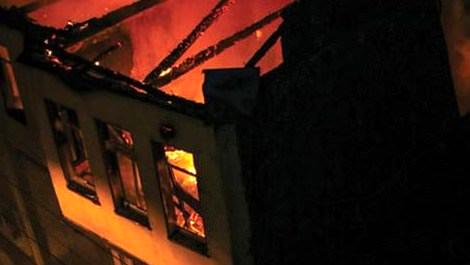 Bursa'da tarihi ahşap binada yangın çıktı 