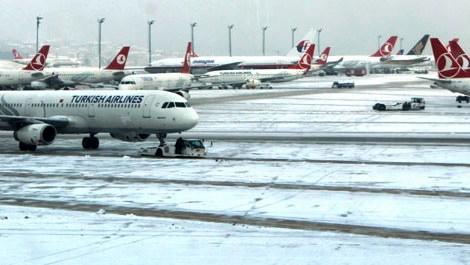 Kar, İstanbul'da uçuşları iptal ettirdi!