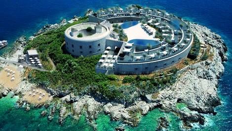 Karadağ'daki hapishane adası lüks otel oluyor