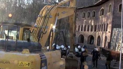 Mahmut Efendi Külliyesi'nde kaçak binalar yıkılıyor