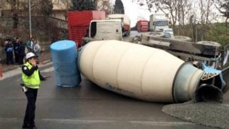 Maltepe'de beton mikseri devrildi