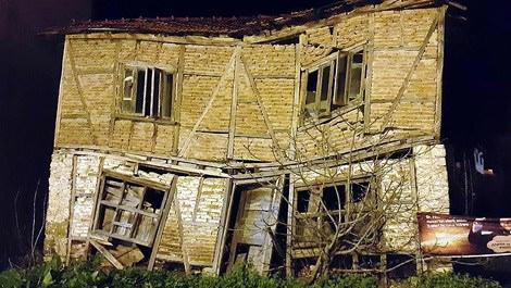 Sakarya'daki eski ev taş atılarak yıkıldı 