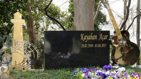 Kayahan'a anıt mezar yapıldı 