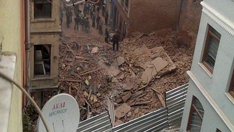 Beyoğlu'nda 5 katlı metruk bina çöktü