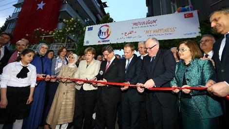 Davutoğlu ve Merkel, Al Farah Çocuk Destek Merkezi'ni açtı