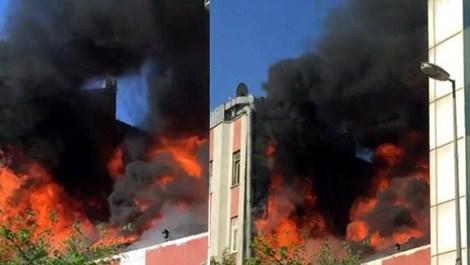 Beyoğlu'ndaki kafenin çatısında yangın çıktı 