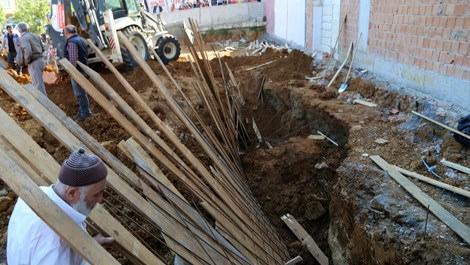 Arnavutköy'de cami inşaatında toprak kayması 