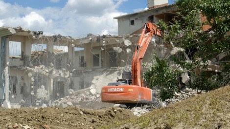 Yüksekova'da ağır hasarlı binaların yıkımına başlandı